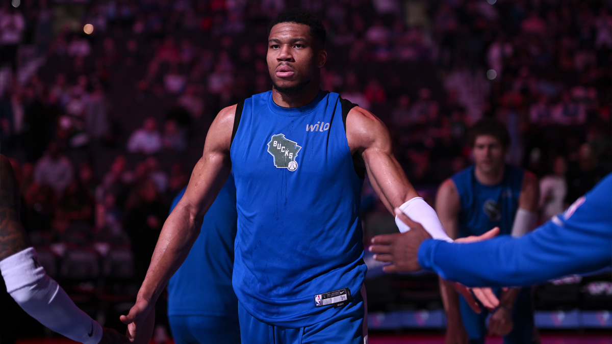 Giannis Antetokounmpo se prepara para un partido con los Bucks