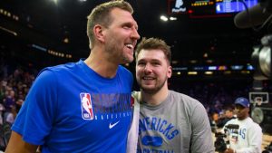 Dirk Nowitzki conversa con Luka Doncic antes de un partido de los Mavericks.