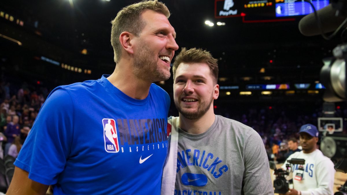 Dirk Nowitzki conversa con Luka Doncic antes de un partido de los Mavericks.