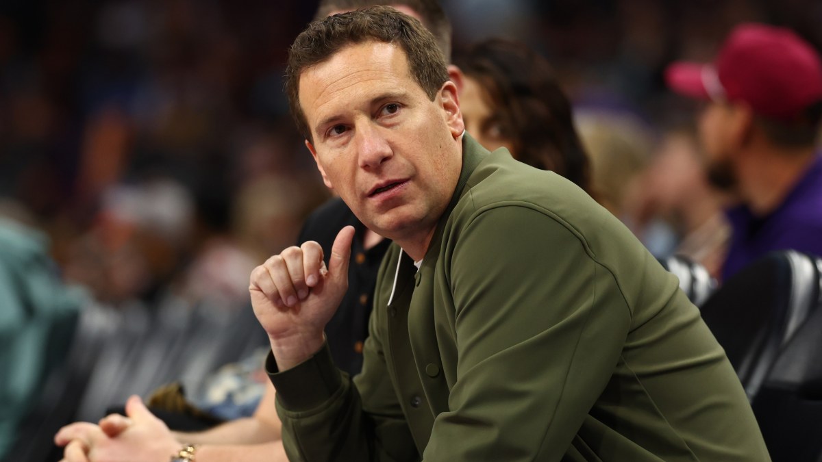 Mat Ishbia, propietario de los Phoenix Suns, durante un partido de la temporada 2024-25 de la NBA.
