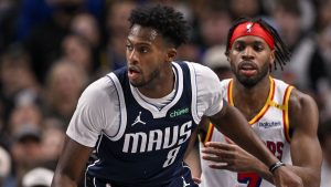 Olivier-Maxence Prosper, disputando un partido contra los Warriors.