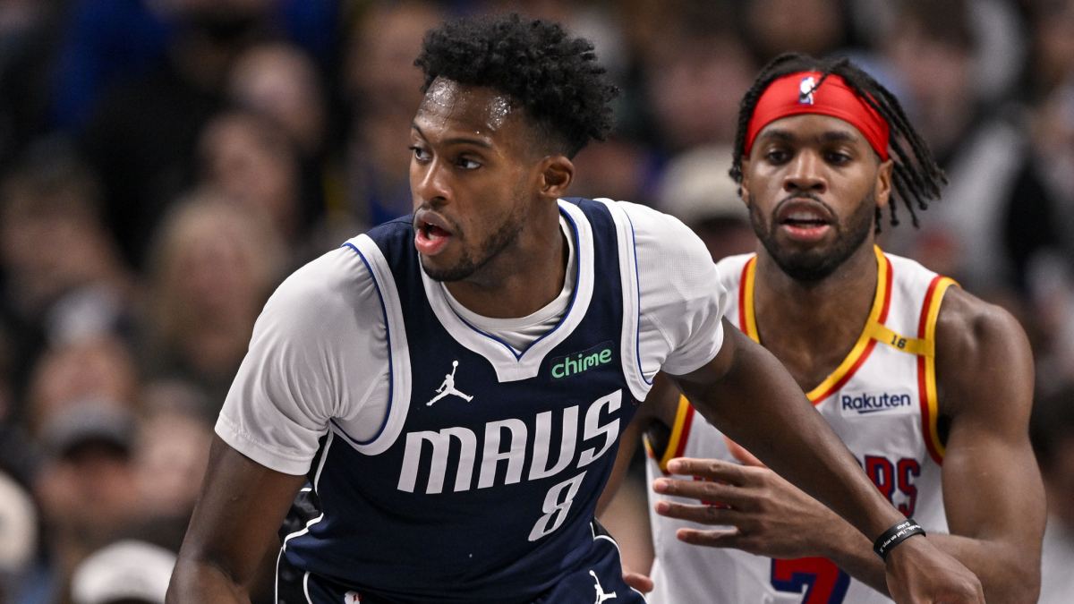 Olivier-Maxence Prosper, disputando un partido contra los Warriors.