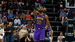LeBron James celebra una canasta con los Lakers