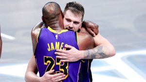 LeBron James y Luka Doncic se abrazan en un partido