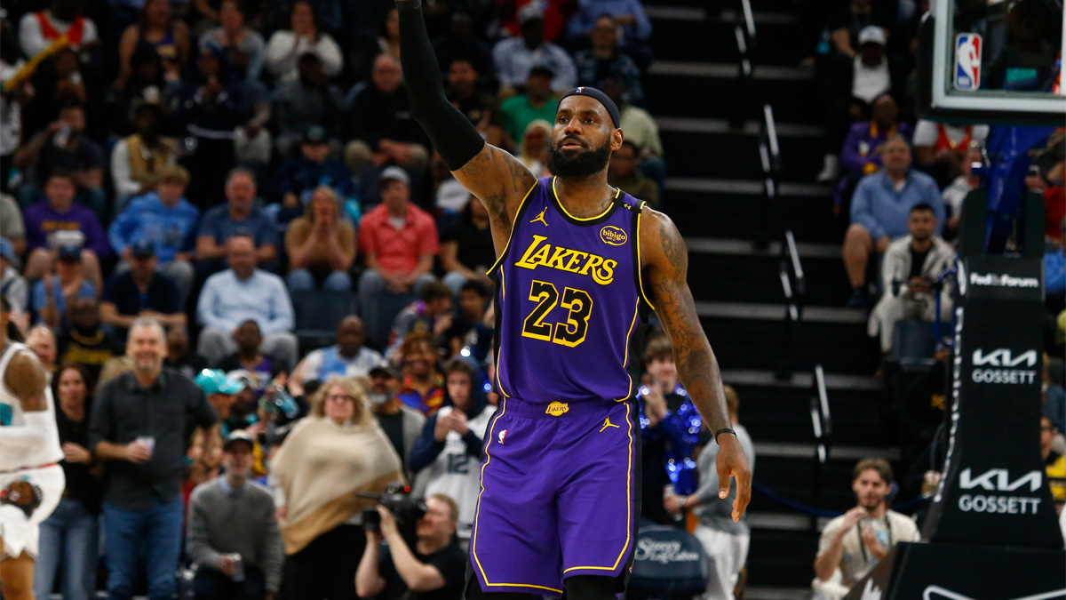 LeBron James celebra una canasta con los Lakers