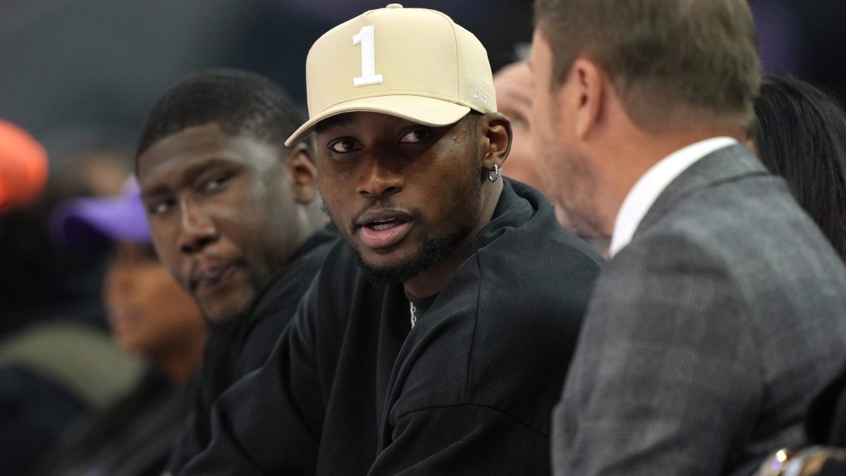 Jonathan Kuminga, siguiendo un partido de los Warriors desde la banda.