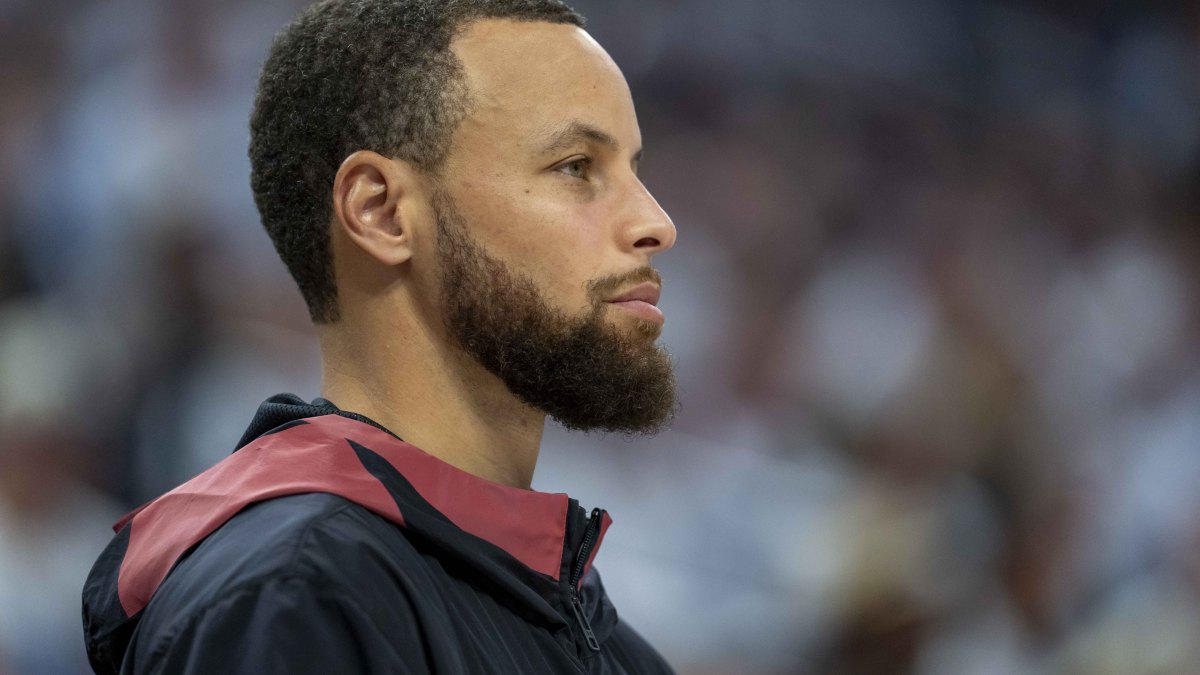 Stephen Curry, pensativo antes de un partido de los Warriors.