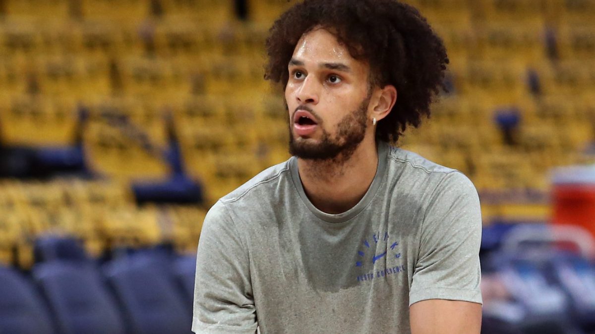 Dereck Lively II, calentando antes de un partido.