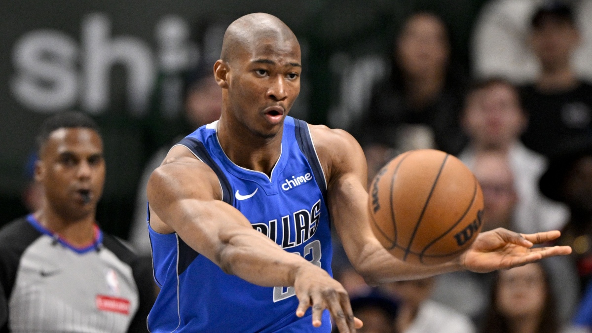 Kai Jones, disputando un partido con los Dallas Mavericks.