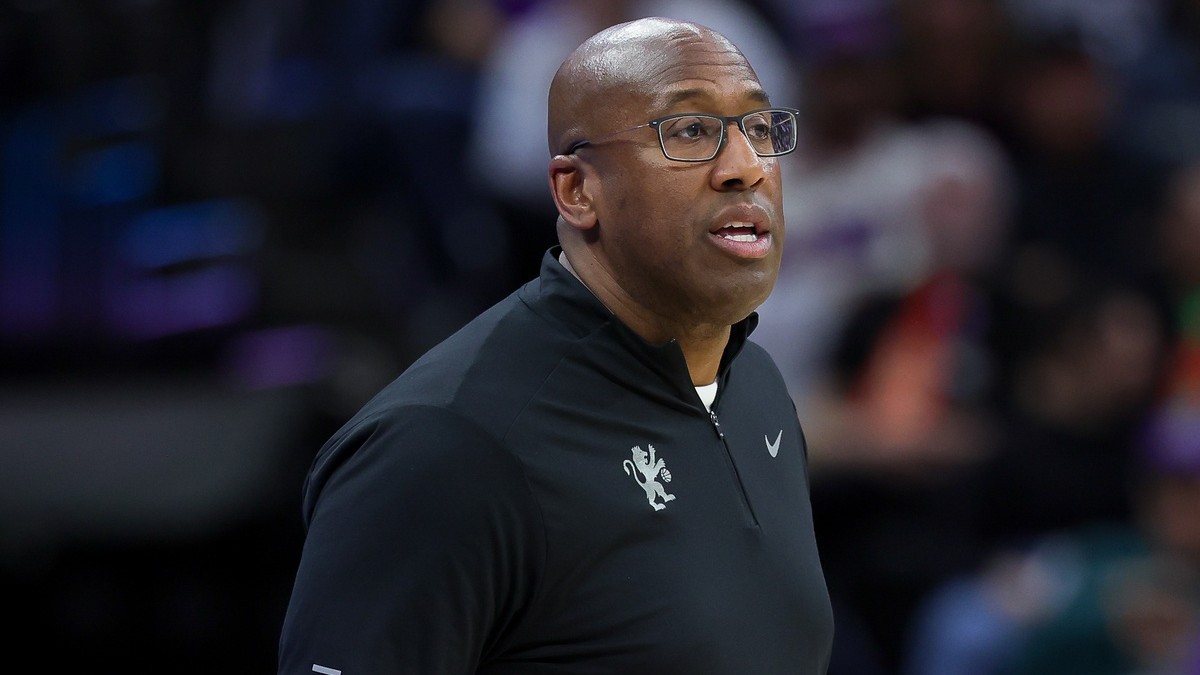 Mike Brown, dirigiendo un partido durante su etapa como entrenador jefe de los Sacramento Kings.