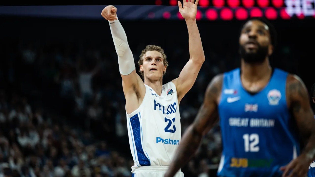 Lauri Markkanen anota uno de sus triples