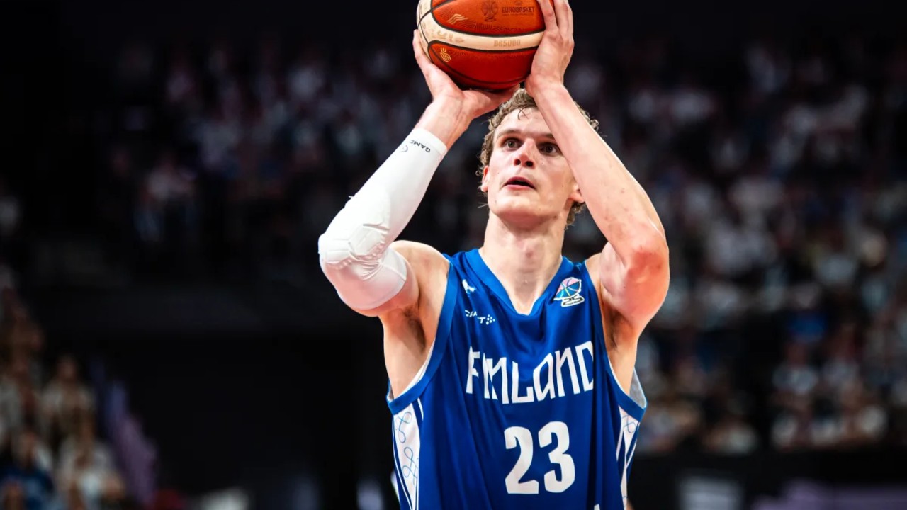 Lauri Markkanen lanza un tiro libre
