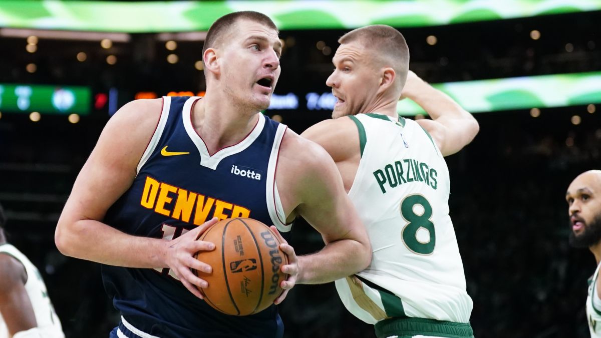 Nikola Jokic, realizando una jugada ofensiva contra Kristaps Porzingis.