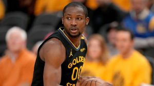 Jonathan Kuminga, disputando un partido con los Golden State Warriors.