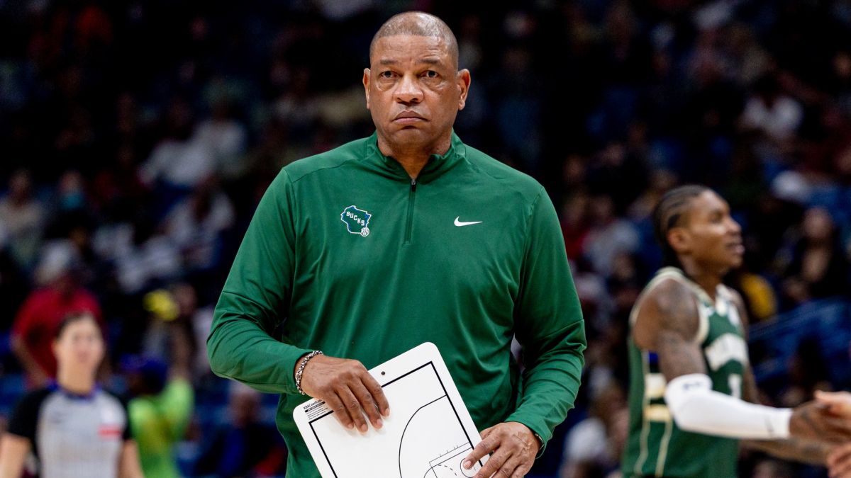Doc Rivers, dirigiendo un partido de los Milwaukee Bucks.