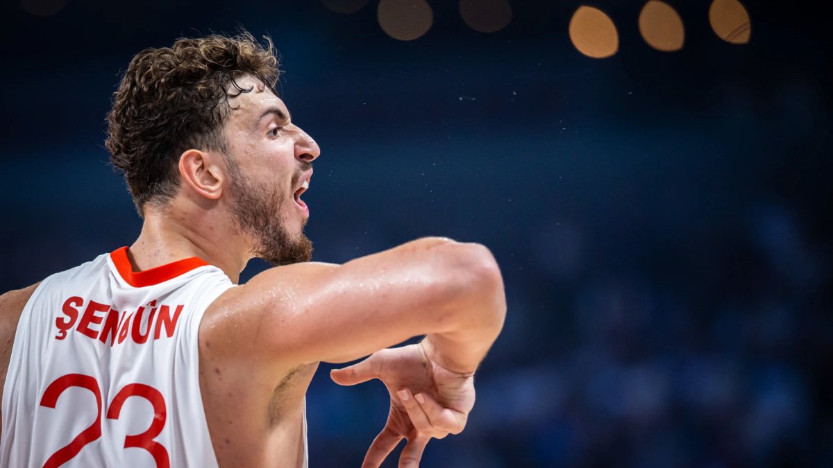 Alperen Sengün celebra un triple ante Serbia.
