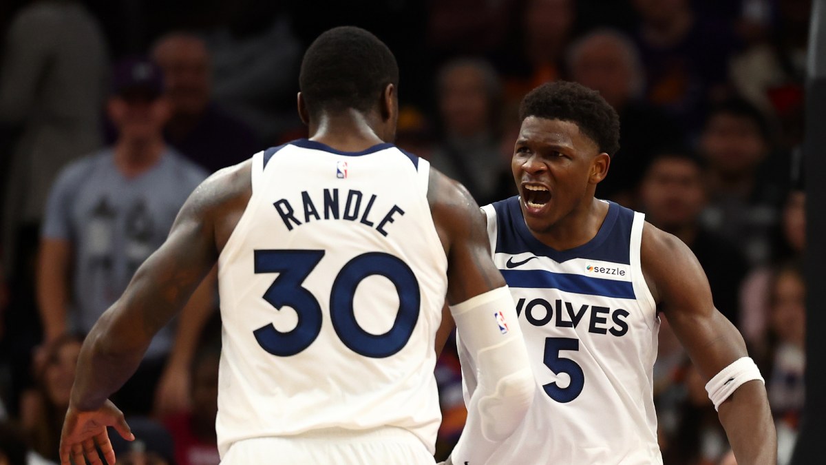 Julius Randle y Anthony Edwards celebran con los Minnesota Timberwolves.