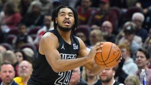 Cam Thomas arma el lanzamiento durante unpartido con los Nets.