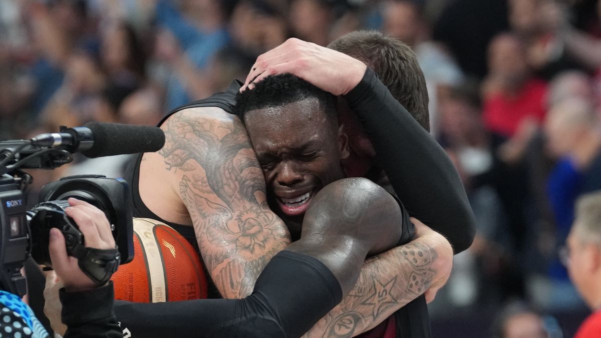 Dennis Schröder, MVP del Eurobasket con Alemania, se abraza a Daniel Theis.