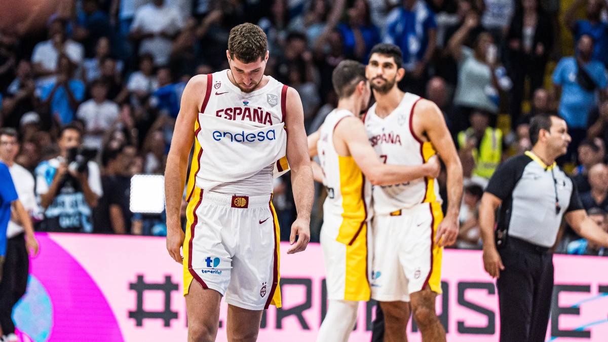 Joel Parra se marcha decepcionado después de la eliminación de España.