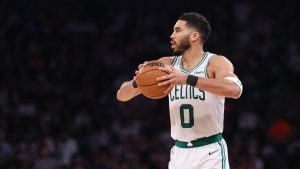 Jayson Tatum agarra el balón.