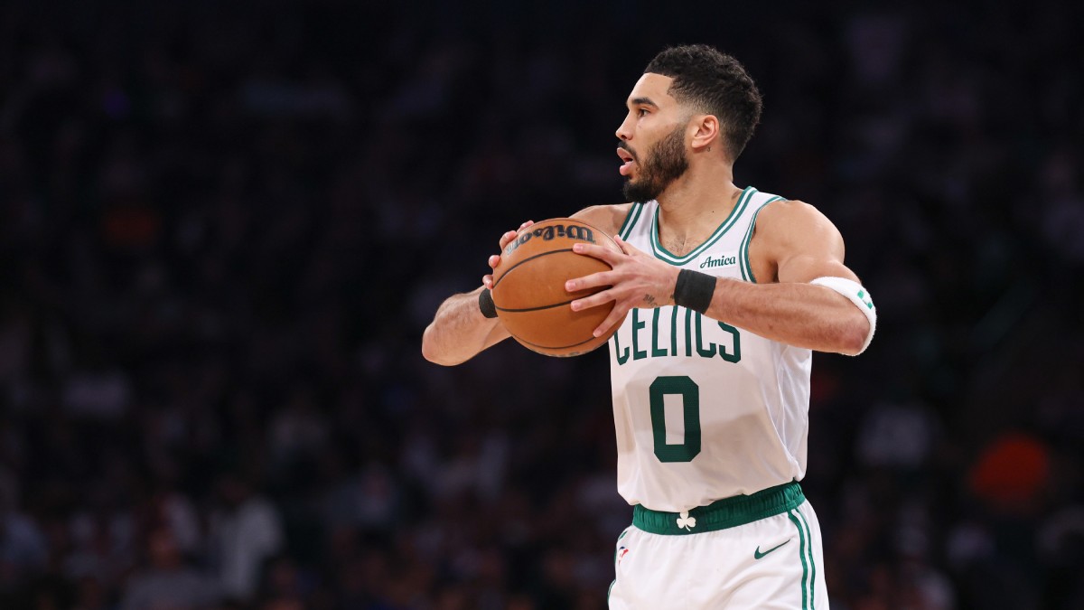 Jayson Tatum agarra el balón.