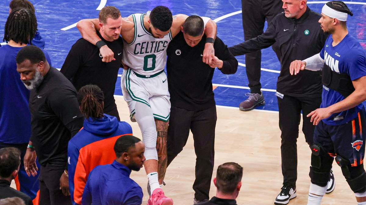 Jayson Tatum sale asistido del campo tras sufrir una grave lesión.