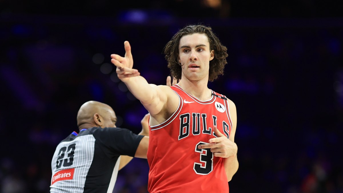 Josh Giddey celebra una canasta con los Chicago Bulls.