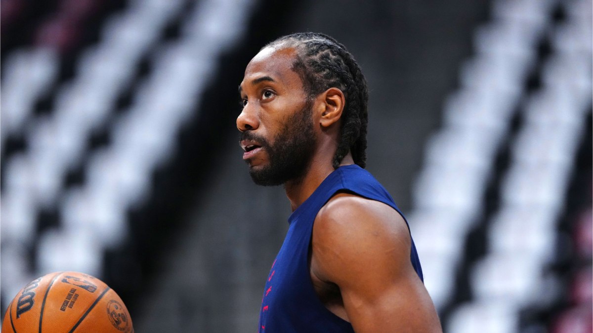 Kawhi Leonard durante un calentamiento con los Clippers.