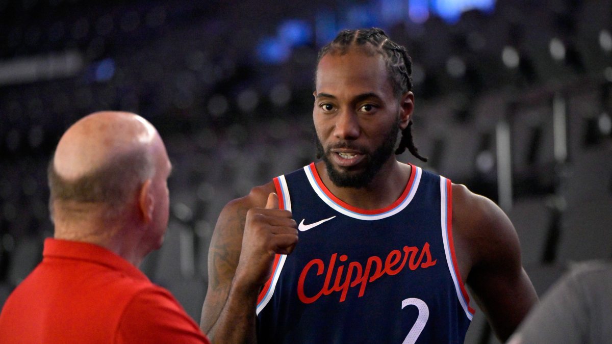 Kawhi Leonard charla con Steve Ballmer.
