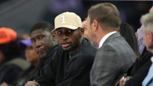 Jonathan Kuminga y Joe Lacob en un partido de las Valkyries.