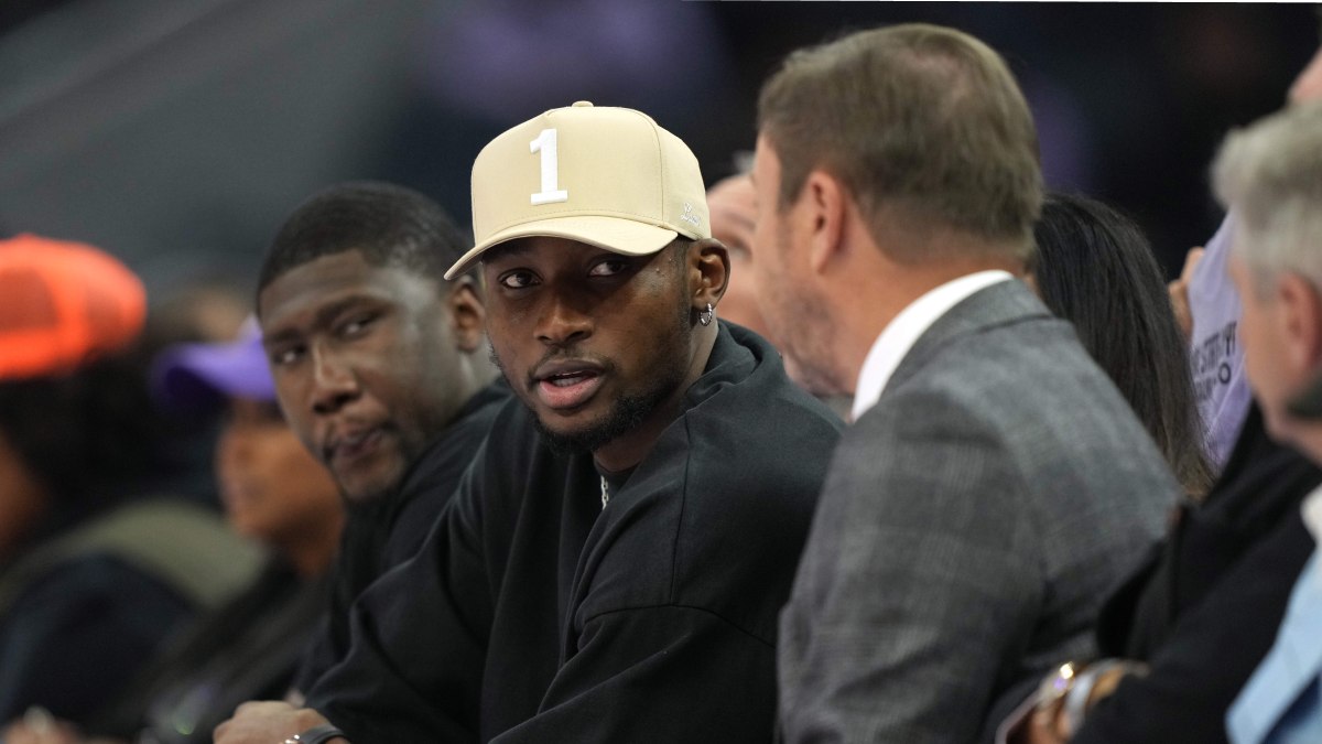 Jonathan Kuminga y Joe Lacob en un partido de las Valkyries.