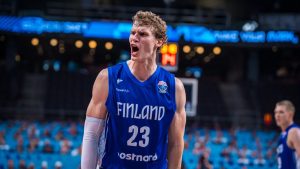 Lauri Markkanen celebra la machada ante Serbia.