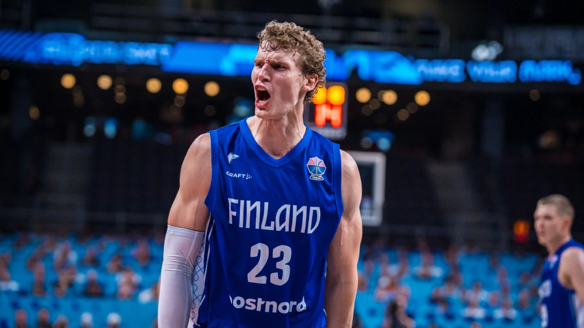 Lauri Markkanen celebra la machada ante Serbia.