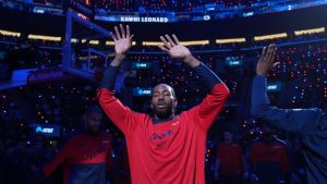 Kawhi Leonard durante una introducción de equipo con los Clippers.