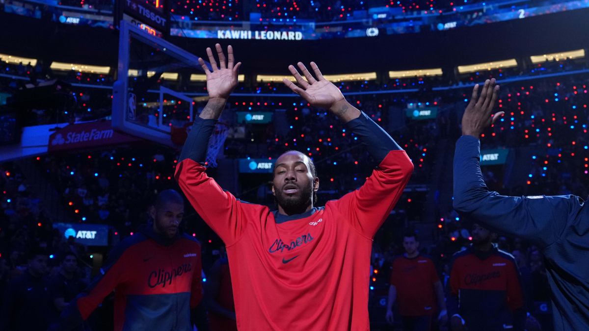 Kawhi Leonard durante una introducción de equipo con los Clippers.