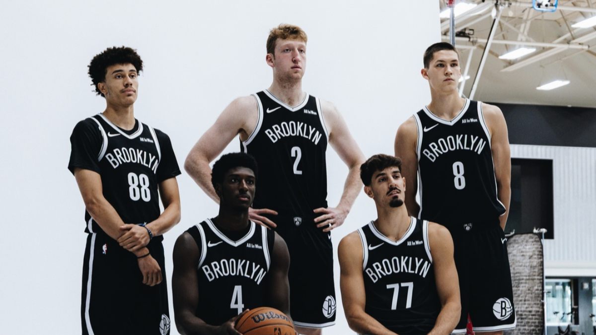 Los rookies de los Nets posan en el Media Day NBA.