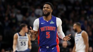 Malik Beasley gesticula con extraleza.