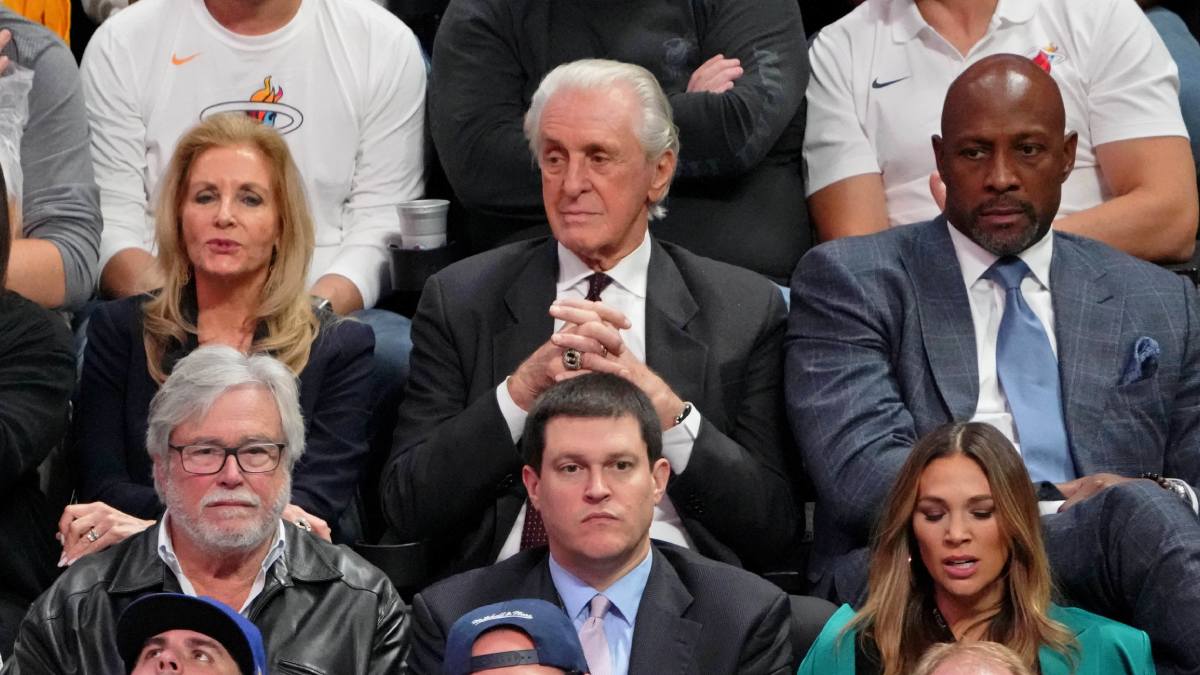 Pat Riley se rodea de la cúpula de los Miami Heat durante las finales de 2023.