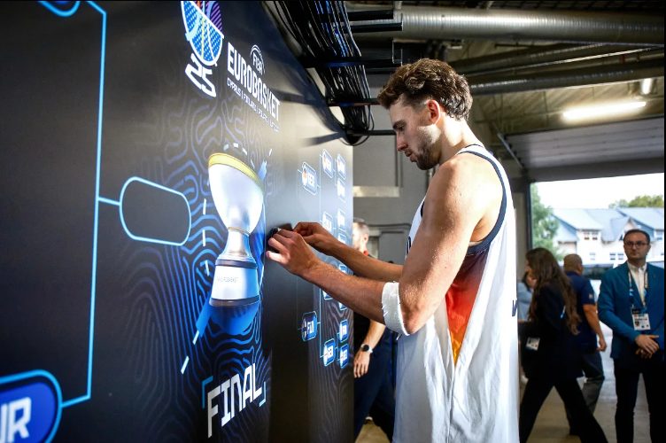 franz-Wagner-pegando-el-iman-de-alemania-como-finalista-del-Eurobasket