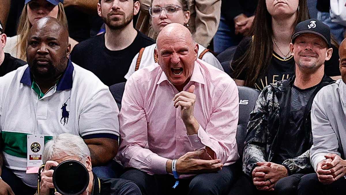 Steve Ballmer gritando desde la grada.