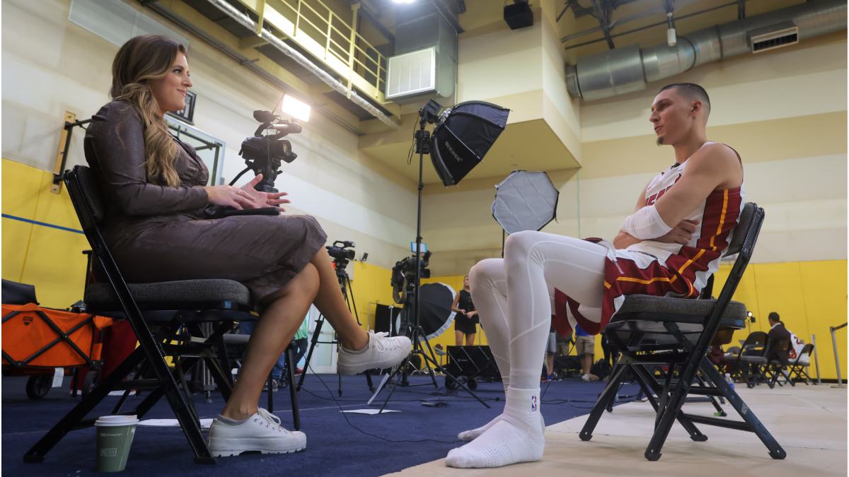 Tyler Herro se enfrenta a los medios.