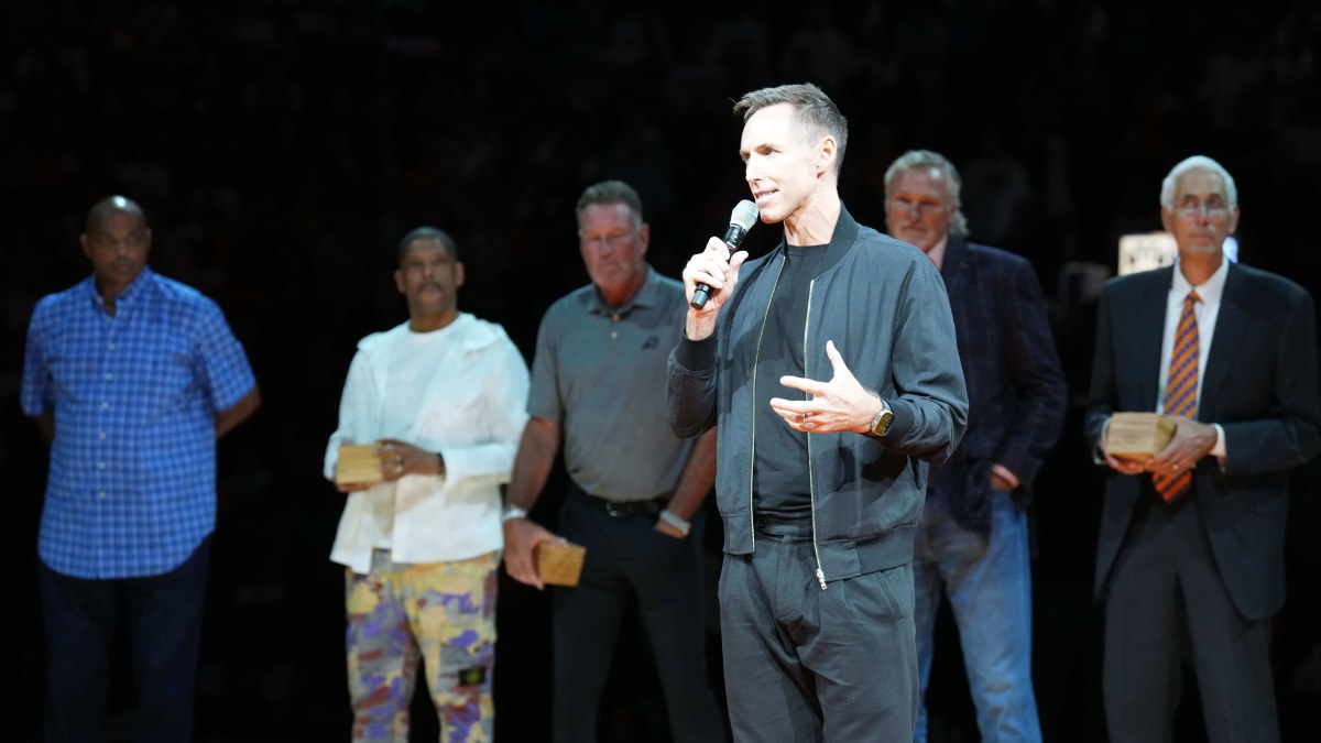 Steve Nash durante una ceremonia con los Phoenix Suns.
