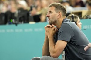 Dirk-Nowitzki-pensativo-en-una-silla