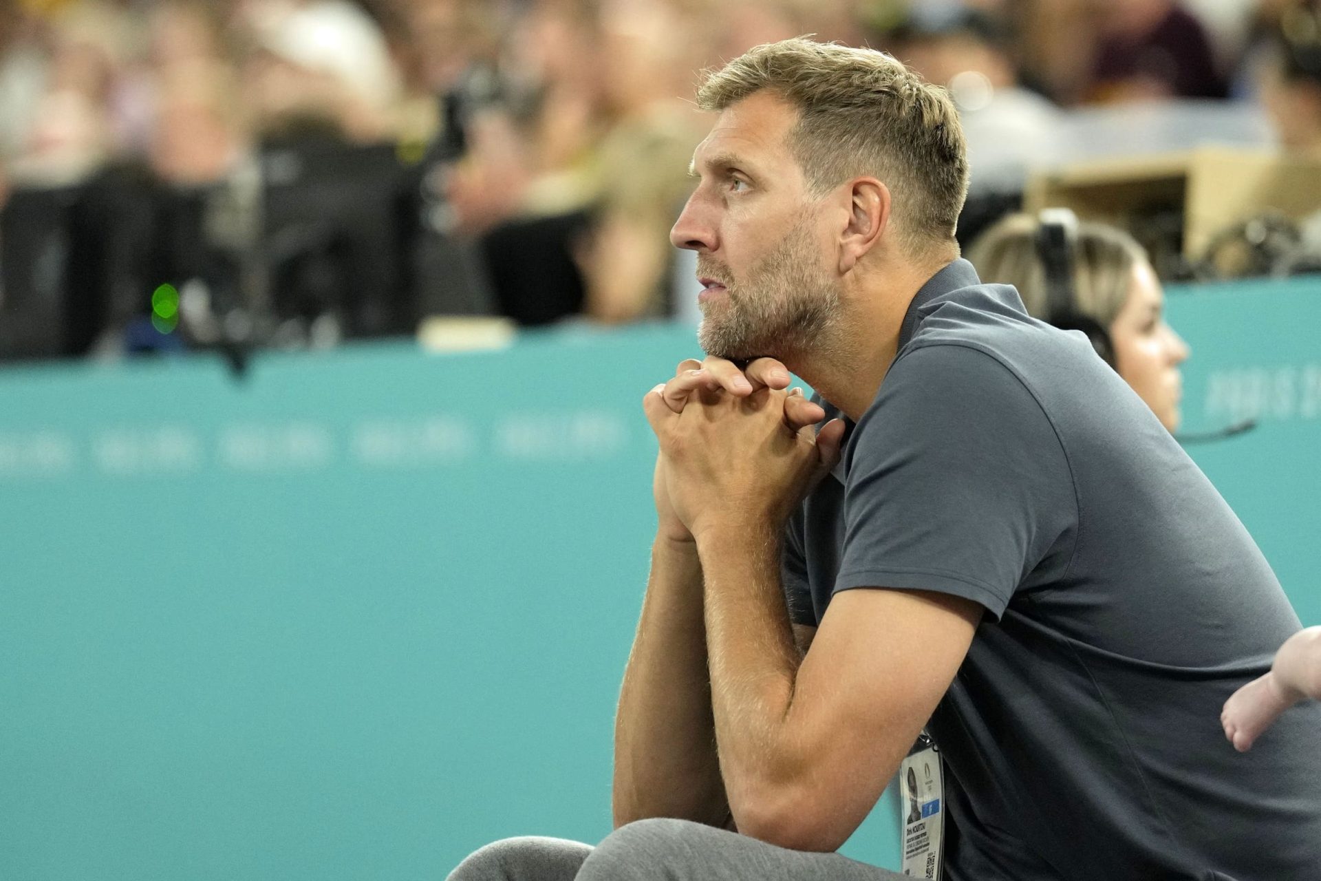 Dirk-Nowitzki-pensativo-en-una-silla