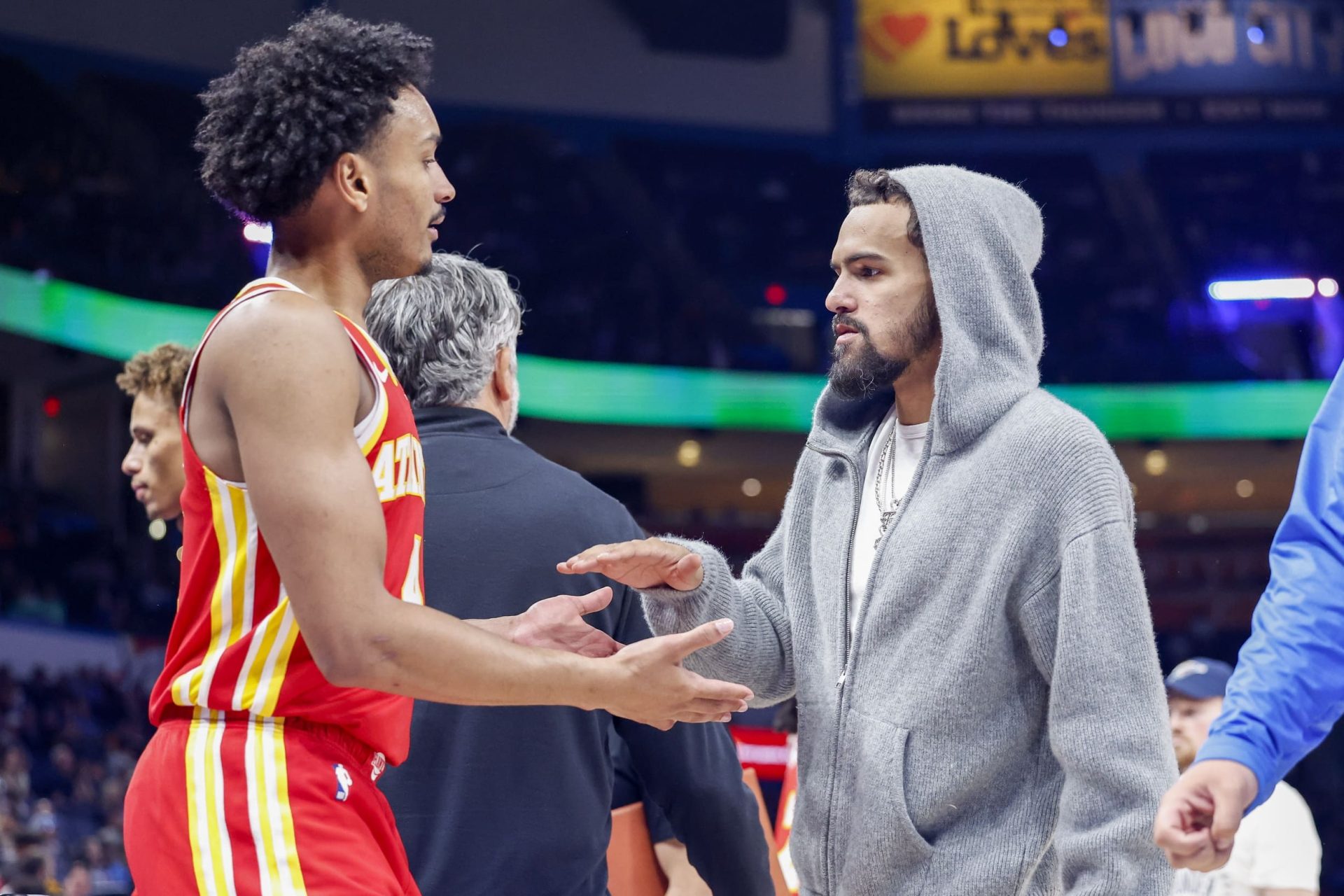 Bufkin-choca-las-manos-con-trae-young