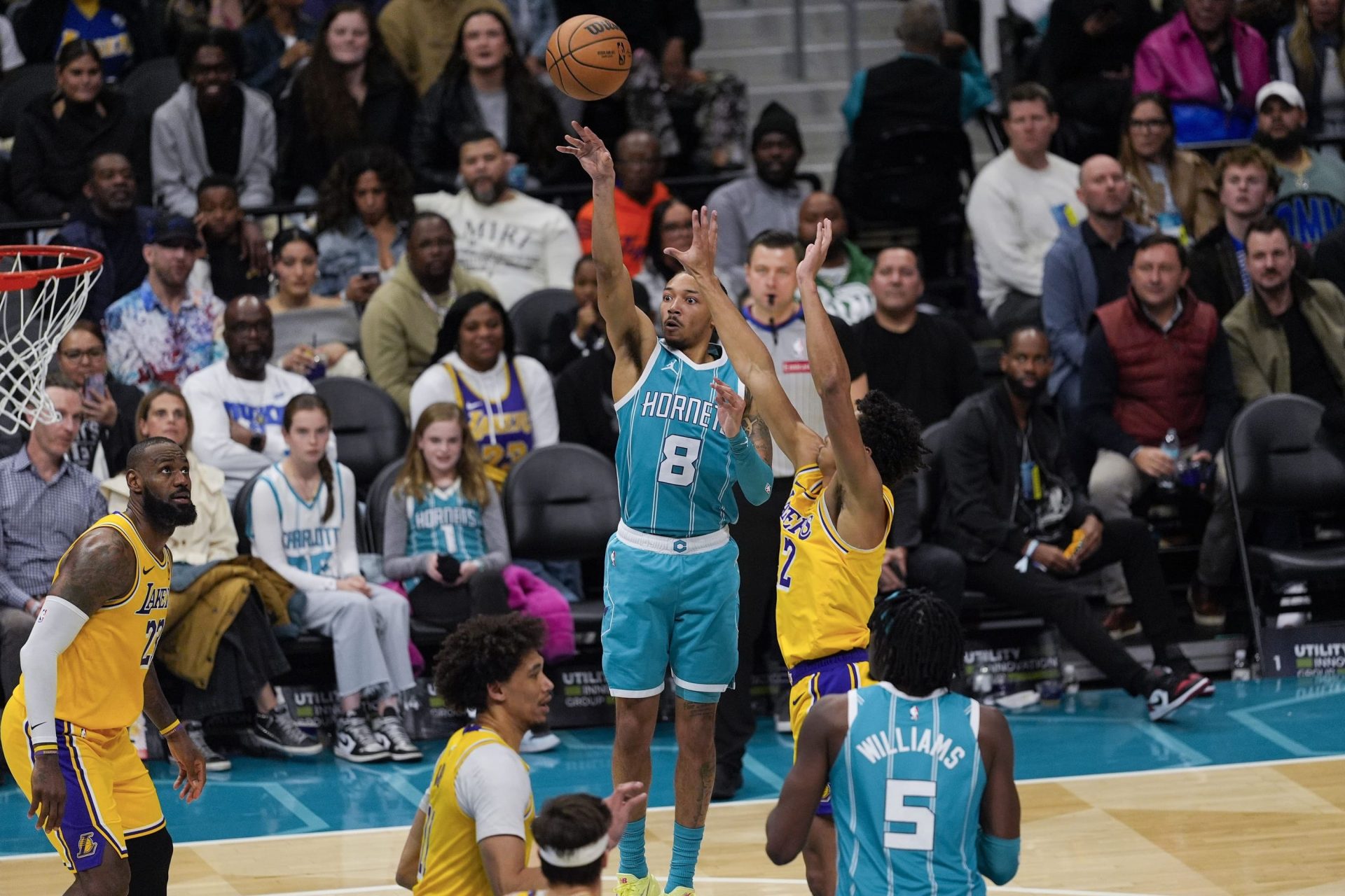 Nick-smith-lanzando-un-tiro-contra-los-lakers