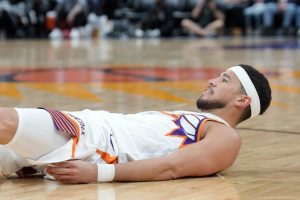 Devin-Booker-tirado-sobre-el-parquet