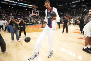 Victor-Wembanyama-dando-toquecitos-a-un-balon-con-el-pie