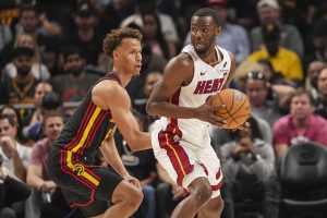 Andrew-Wiggins-atacando-sobre-dyson-Daniels